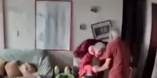 Sisma Venezuela, 2 anziani si tengono per mano durante scossa. VIDEO