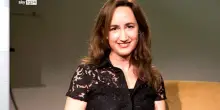 Addio Sophie Kinsella, l'autrice di 'I Love Shopping' aveva 55 anni