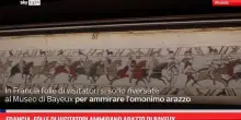Francia, folle di visitatori ammirano Arazzo di Bayeux