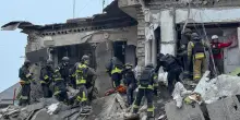 Ucraina, bombardamento russo a Zaporizhzhia: almeno 17 morti. FOTO