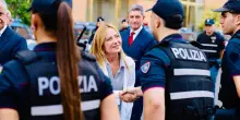 Meloni agli agenti di polizia: 'Lo Stato vi copre le spalle'