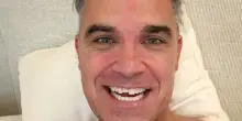 Robbie Williams perde mezzo dente (e racconta come ha fatto). FOTO