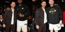 Djokovic ospite speciale dei Lakers: la leggenda del tennis posa con LeBron e Doncic
