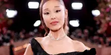 Ariana Grande saluta i fan al live di Londra prima della pausa