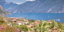 Garda, si tuffa per salvare un bambino e non riemerge