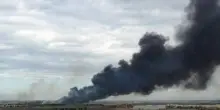 Incendio a Fiumicino, rifiuti e capannoni in fiamme