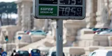 Carburanti, verde sopra 1,8 euro al litro: Salvini convoca compagnie