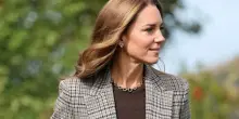Kate Middleton, il look british per visitare un ente benefico. FOTO