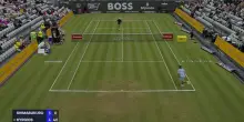 Kyrgios, il punto 'no look' nel match di Stoccarda