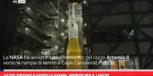 Razzo Artemis II verso la rampa, pronto per il lancio