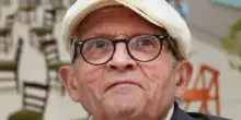 Morto David Hockney, il celebre pittore e artista pop aveva 88 anni