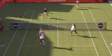 Serena vintage: schiaffone al volo e vincente al Queen's