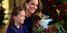 Kate Middleton suona il piano insieme a Charlotte per concerto Natale