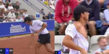 Furia Darderi dopo il 1&deg; set con Rublev: lancia la racchetta e si strappa la maglia. VIDEO