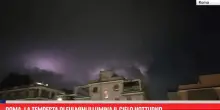 Roma, la tempesta di fulmini illumina il cielo notturno