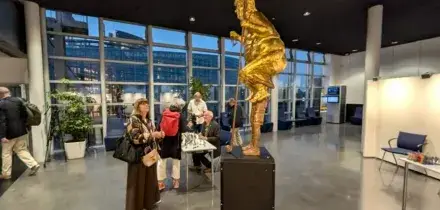 Una statua dorata di Trump nudo &egrave; stata esposta al parlamento europeo