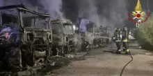 Olbia, incendio nel piazzale della All Trasporti: 8 camion in fiamme