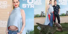 La fine di Oak Street, Anne Hathaway posa col pancione alla premi&egrave;re