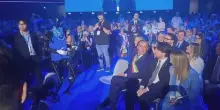 Congresso Uil, premier Meloni accolta da un robot umanoide
