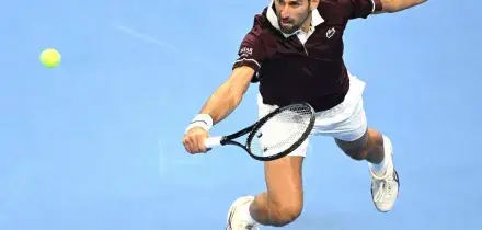 Tennis, Djokovic batte Zverev in tre set e va in semifinale a Pechino