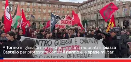 Torino, corteo contro il riarmo: bruciata foto di Meloni