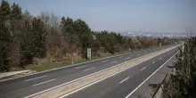 Viaggiano col figlio morto in auto per 100 km ma non se ne accorgono