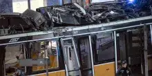 Cosa sappiamo del tram deragliato a Milano per il malore dell'autista