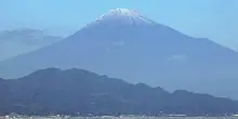 Giappone, lascia figlio di 7 anni sul monte Fuji e continua la scalata