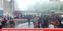 Bangkok,treno travolge bus: 8 morti nell&rsquo;incendio