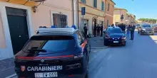 Fano, accoltella i genitori e il fratello nella notte: fermato 21enne