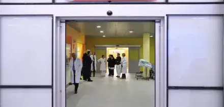 Accoltella l'ex davanti al figlio di 4 anni: donna in pericolo di vita