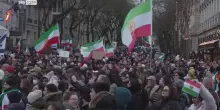 Parigi, marcia per l'Iran: centinaia in piazza del Trocadero