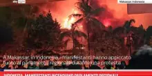 Indonesia, manifestanti incendiano parlamento regionale