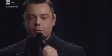 Sanremo 2026, Tiziano Ferro canta 'Ti scatter&ograve; una foto'