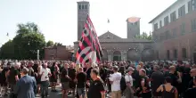 Baresi, oggi funerali a Milano: gi&agrave; in centinaia a Sant'Ambrogio
