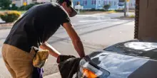 Lavaggio dell'auto a casa, 6 consigli per un risultato professionale