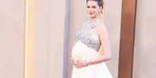 Anne Hathaway incinta a 43 anni: 'Ha scioccato me e mio marito'
