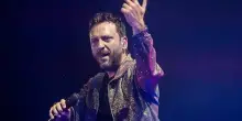Cremonini a Bari omaggia gli Oasis tra luci e balli