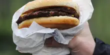 La Spezia, pranzano al fast food e vengono travolti dai liquami