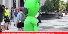 New York, protesta contro i raid anti-immigrazione dell'ICE