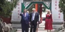Trump in viaggio di ritorno dalla Cina, siglati accordi commerciali ma restano nodi