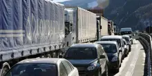 Automobilisti bloccati nel traffico, in Italia 8 giorni al volante