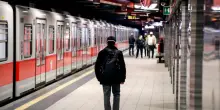 Frenata brusca della metro in centro a Milano, contusi e feriti