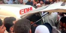 Crollo tetto a scuola, sale a 30 bilancio morti a Peshawar