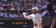 Djokovic, che fai? Lancia la palla contro i teloni a Wimbledon. VIDEO