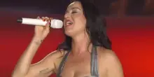 Katy Perry ha eseguito live l'inedito Watch It Burn. VIDEO