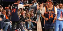 Spike Lee allo stadio dei New York Knicks con maglia di Papa Leone XIV