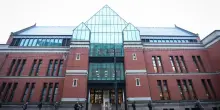 Manchester, drogava e faceva stuprare moglie da 20 anni: uomo confessa