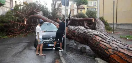 Tromba d'aria nel Senese, donna muore per incidente in casa