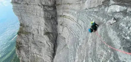 Francia, parapendista bloccato su una parete: il salvataggio